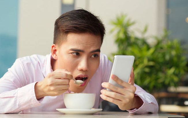 comer usando o celular