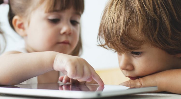 smartphones nas mãos das crianças