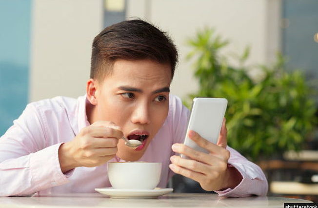 Pare agora! Comer usando o celular faz mal à saúde - Mobizoo