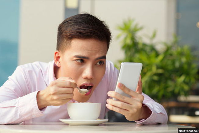 Pare agora! Comer usando o celular faz mal à saúde - Mobizoo