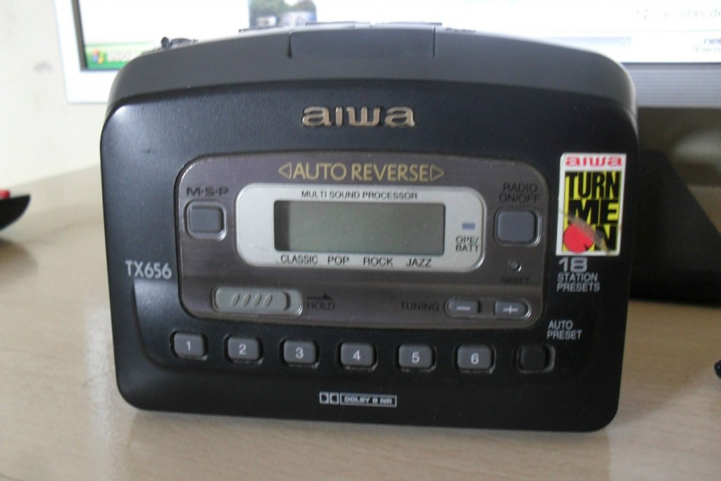 Quem teve uma belezinha dessas certamente se lembra da qualidade sonora incrível que um Walkman Aiwa proporcionava.