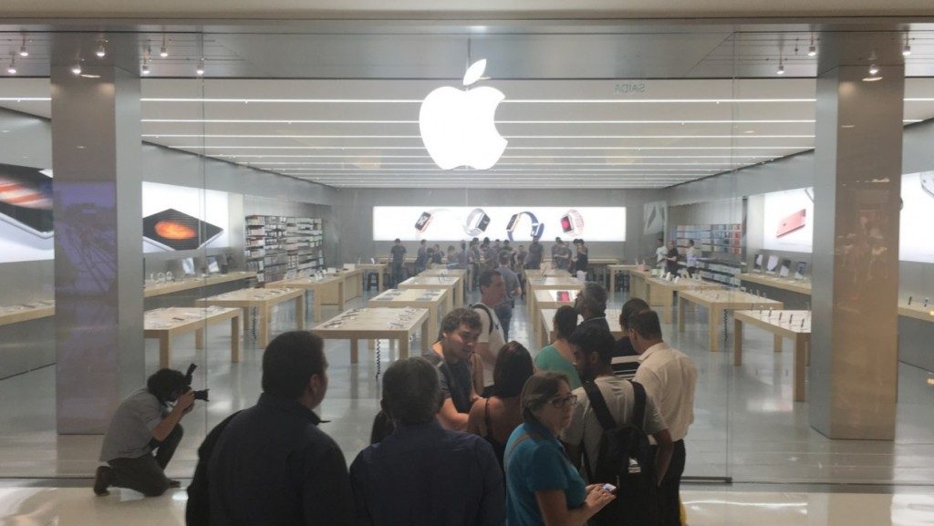 Lançamento do iPhone 6S no Brasil: quase ninguém na fila, maioria de jornalistas.