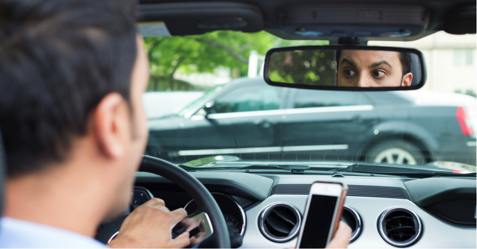 Usar o celular dirigindo: perda de atenção ao volante
