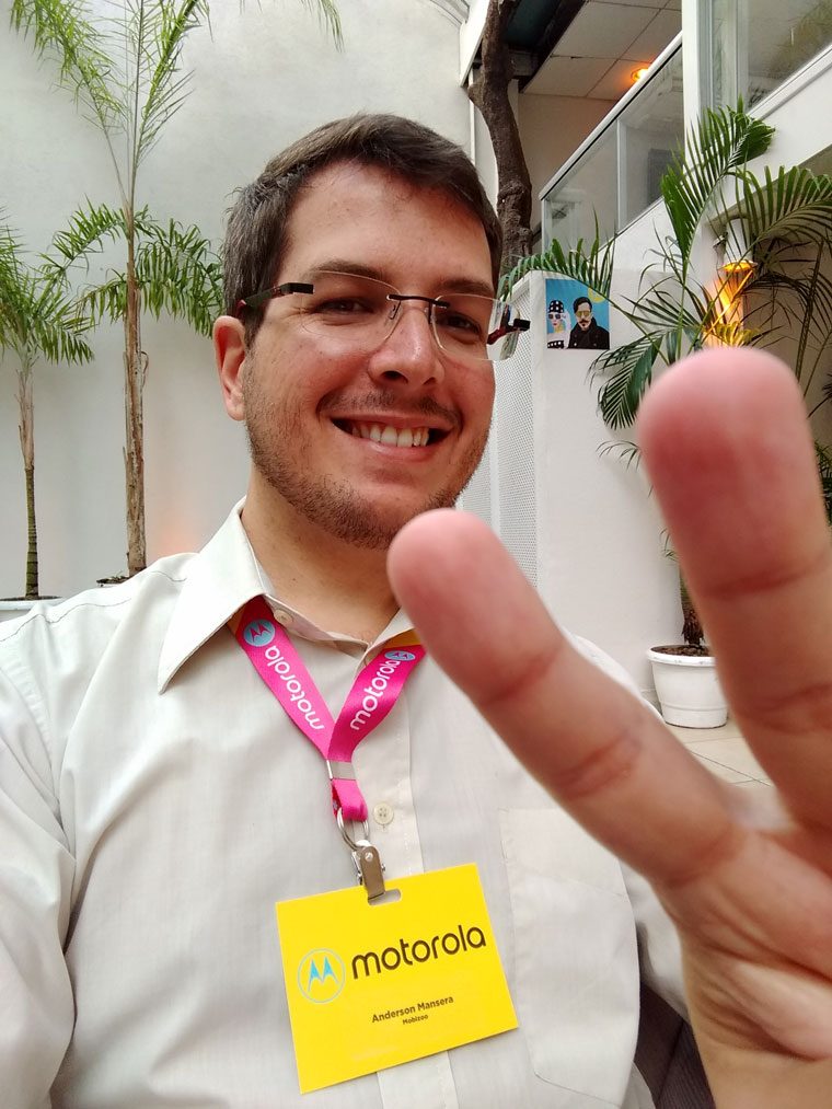 Selfie tirada com o Motorola Moto Z2 Play - Review / Mobizoo