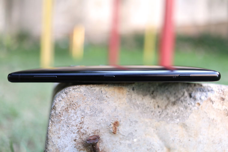 Sony Xperia XZ2: lateral direita - Review / Mobizoo