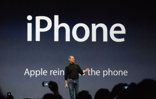 Steve Jobs apresenta o primeiro iPhone