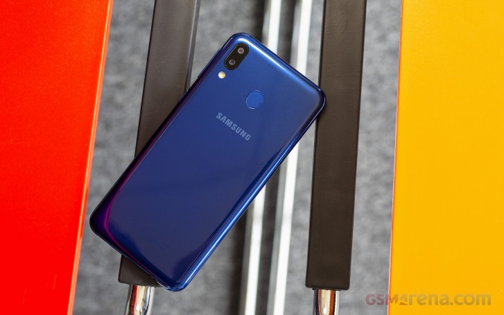 Galaxy M20: construção