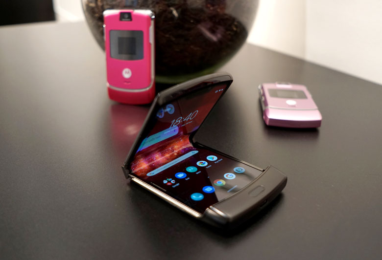 Motorola Razr 2019 acompanhado dos antigos V3