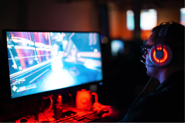 Homem jogando jogo on-line no computador