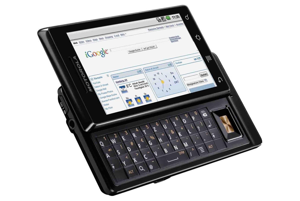 Imagem mostrando o antigo celular Motorola Milestone 2, que possuía um teclado físico completo