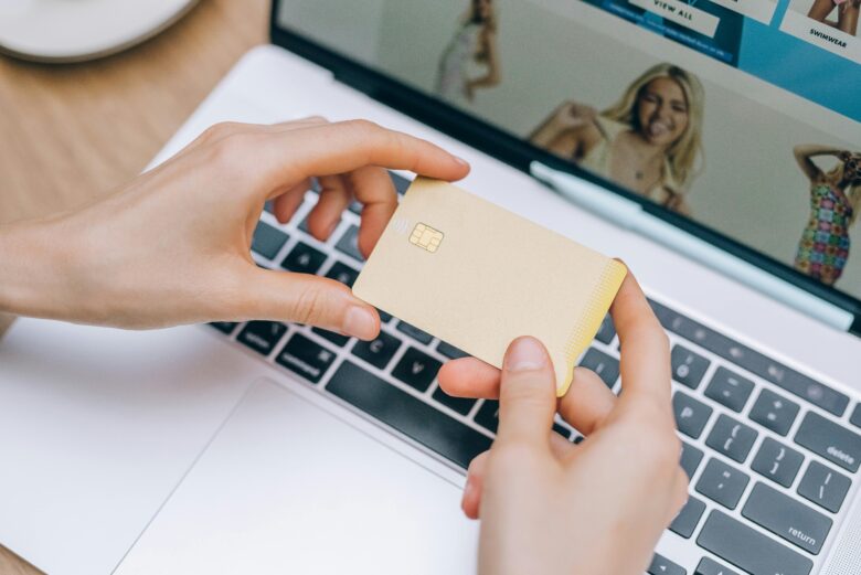 Imagem mostrando pessoa comprando online com cartão de crédito