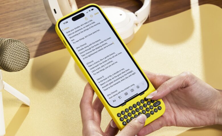 Imagem mostrando um iPhone com uma capa que possui um teclado físico