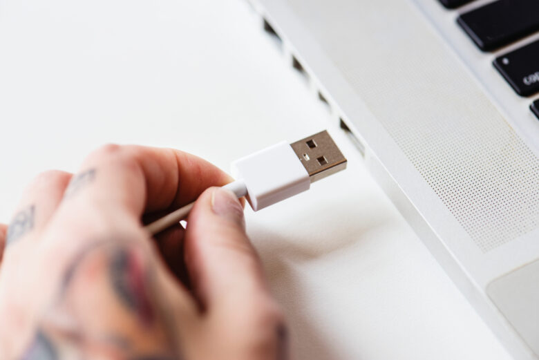 Pessoa conectando o USB.