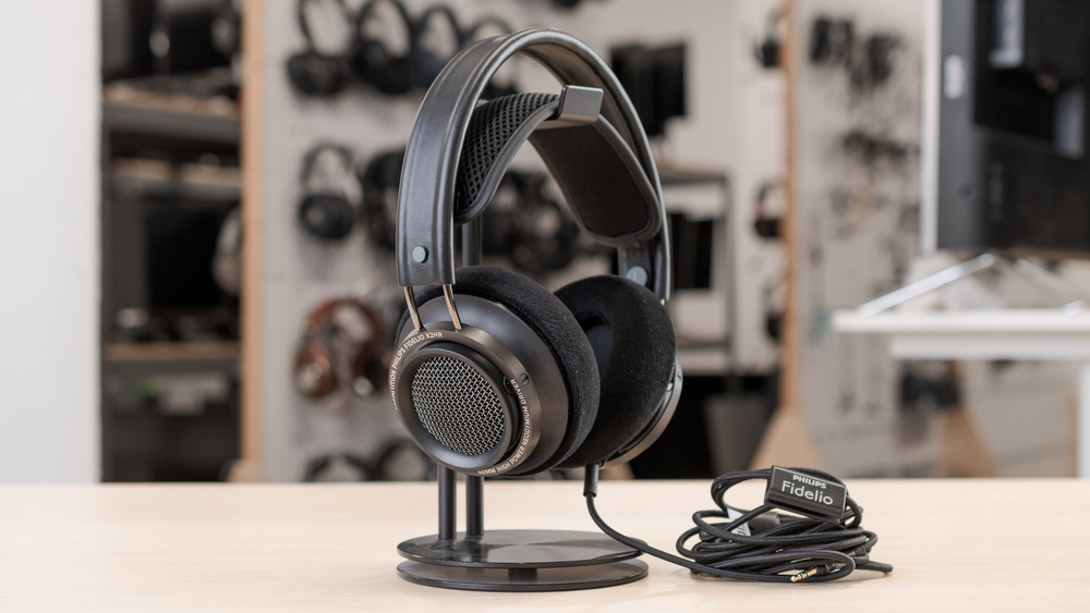 Imagem mostrando o headphone Philips Fidelio X2HR num suporte