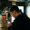 homem jogando no celular num ponto de ônibus à noite