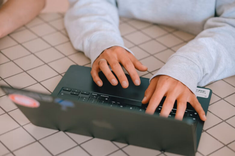 Bate-papo gay e a evolução das conexões online nos dias de hoje Imagem mostrando as mãos de um homem digitando em um lap top