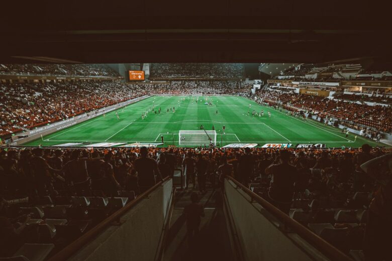 Segurança em apps de apostas: 2FA, verificação de identidade e proteção da conta Foto tirada da arquibancada de um estádio de futebol, mostrando o campo um pouco distante