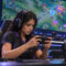 Jogadora profissional participando de uma competição de esports no celular.